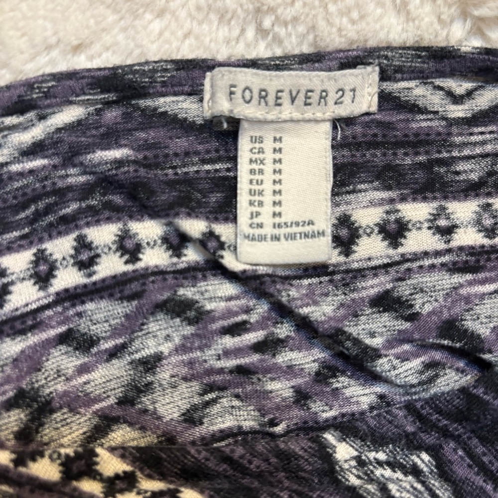Forever 21 Top Medium Black Gray White Geometric Aztec Tribal Long Sleeves Soft - Picture 10 of 13